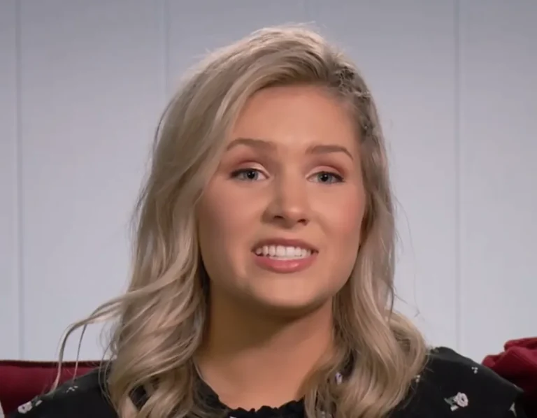 Katie Bates annonce une fausse couche, alors que son mari avoue publiquement une liaison