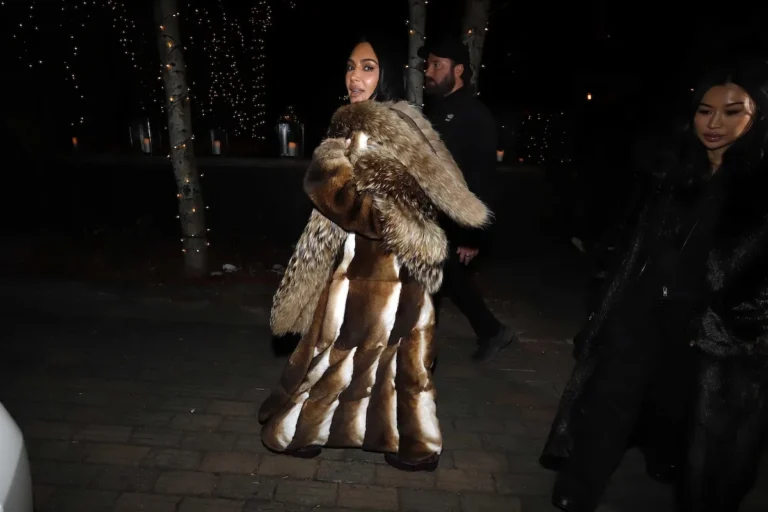 Kim Kardashian se pavane dans des jours de fourrure de la tête aux pieds après avoir été interpellée par un groupe de défense des droits des animaux