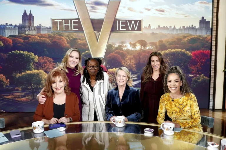 La réaction en direct de Melania Trump de Whoopi Goldberg jette « The View » dans le chaos