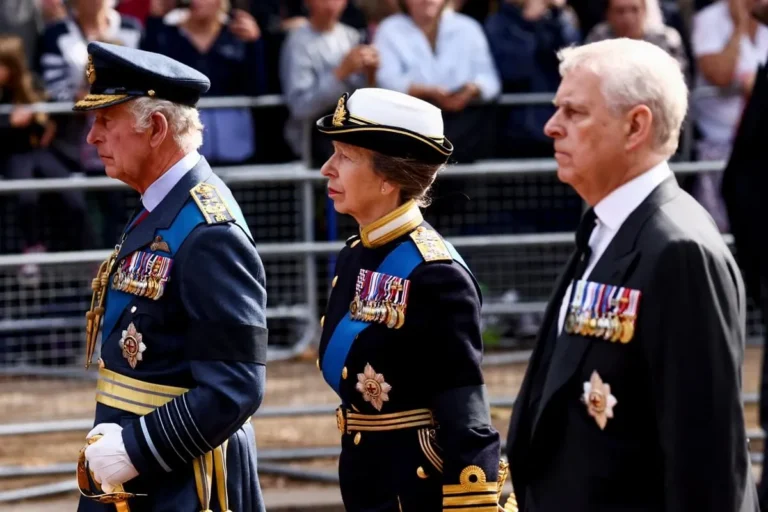 La sœur du roi Charles, la princesse Anne, pense qu'il a été « trop dur » avec leur frère Andrew
