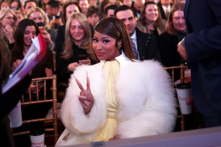 Le maquillage et la tenue de Nicki Minaj attirent l'attention après le sommet Trump