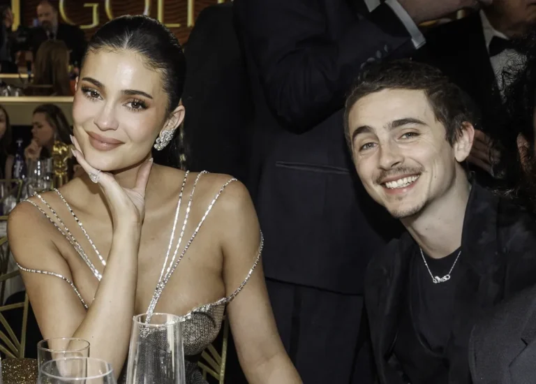 L'énorme rock de Kylie Jenner suscite des rumeurs selon lesquelles elle et Timothée Chalamet seraient fiancés