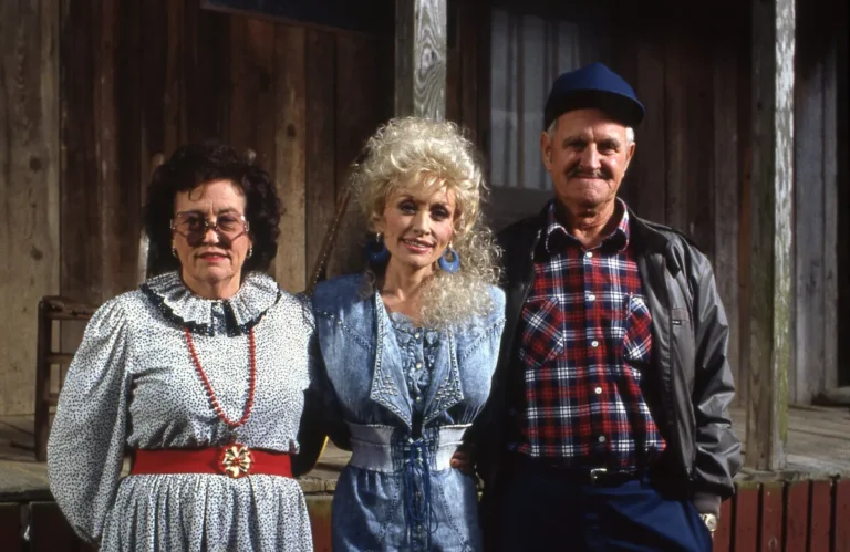 Les frères et sœurs de Dolly Parton « ont commencé à détester » voir leur père rentrer à la maison après avoir bu