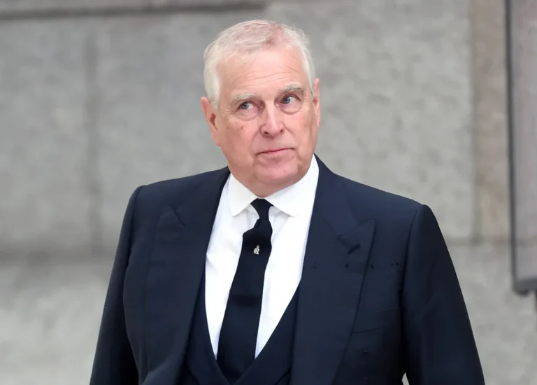 L'expulsion du frère du roi Charles, Andrew, a eu lieu plus tôt que prévu alors que des camions de déménagement sont repérés devant la maison