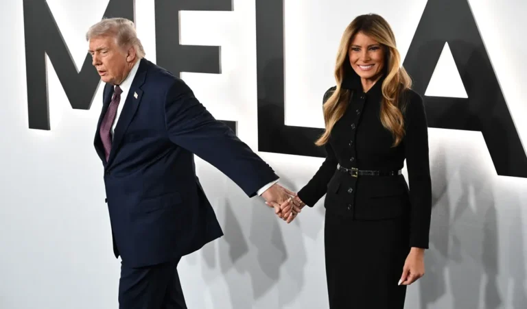 Melania Trump opte pour le « flair dramatique » aux côtés de son mari lors de la première du film