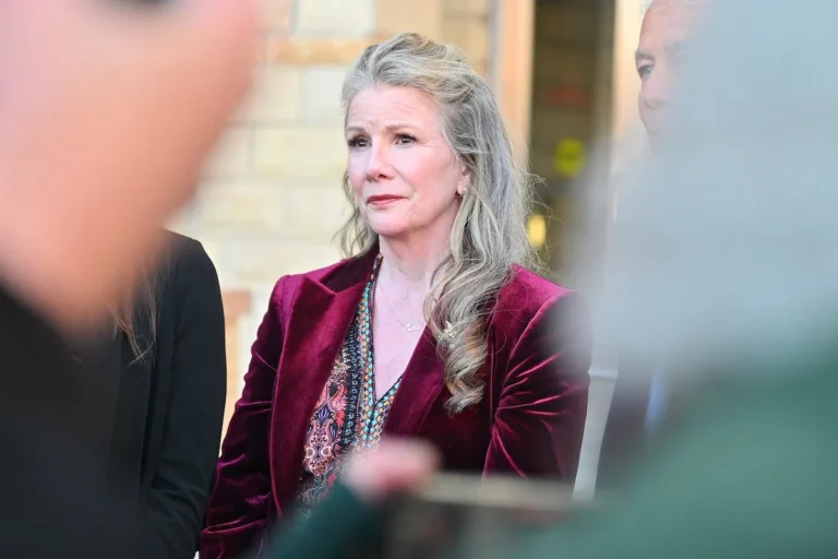Melissa Gilbert dit qu'elle doit « ralentir » et « se reposer » alors que son mari Timothy Busfield fait face à des accusations d'abus