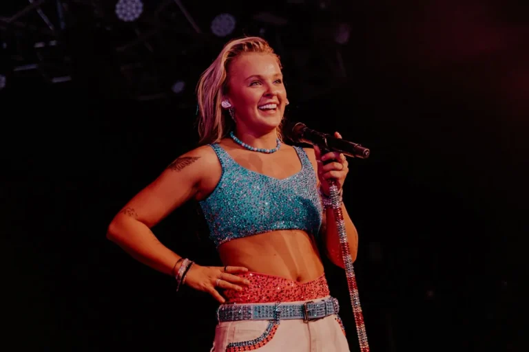 Tout le monde avec JoJo Siwa est sorti avant Chris Hughes