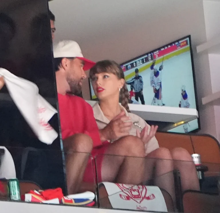 Travis Kelce taquine les Swifties avec un cadeau de Noël « préféré » lié aux choses que lui et Taylor Swift essaient de « garder en interne »