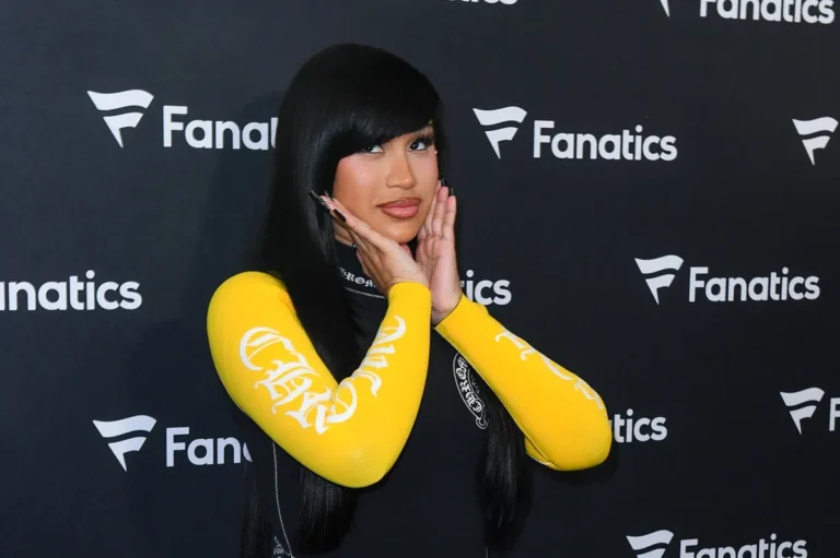 Cardi B subit une autre chute devant ses fans en un peu plus d'une semaine mais a 2 réactions très différentes