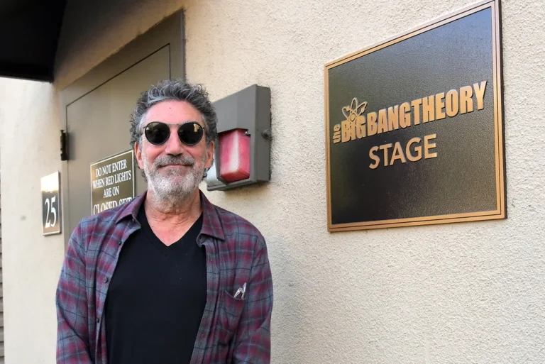 Chuck Lorre dit que le prochain spin-off de « The Big Bang Theory » représente un gros risque : il sera « vénéré ou vilipendé »