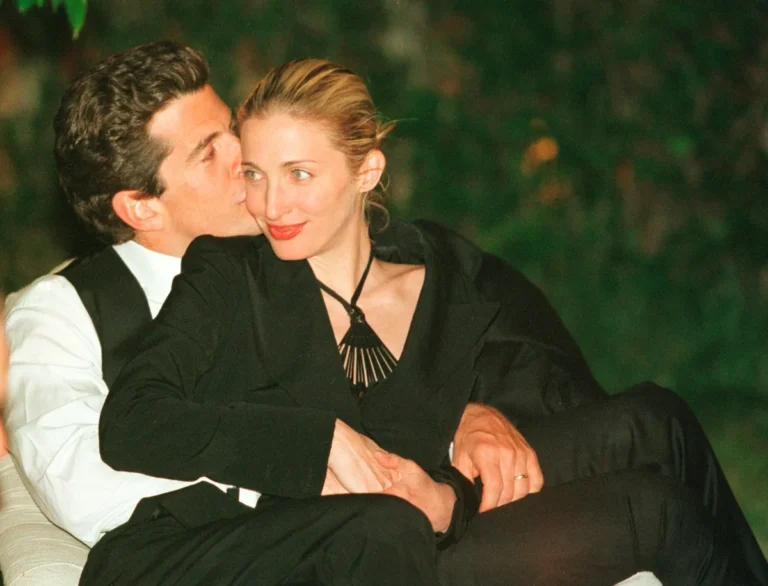 Comment JFK Jr a-t-il rencontré Carolyn Bessette ? À l’intérieur de la véritable histoire tragique derrière « l’histoire d’amour » de Ryan Murphy