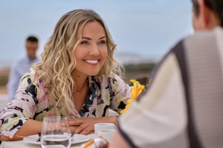 Emilie Ullerup de Hallmark était « nerveuse » à l'idée de retrouver Kristoffer Polaha dans « Missing the Boat » (Interview)