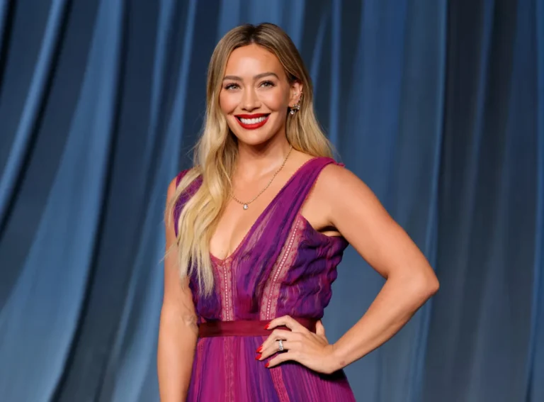 Hilary Duff a admis qu'il était « très difficile » de sortir avec des personnes de son âge après avoir écrit sur une relation « inappropriée »
