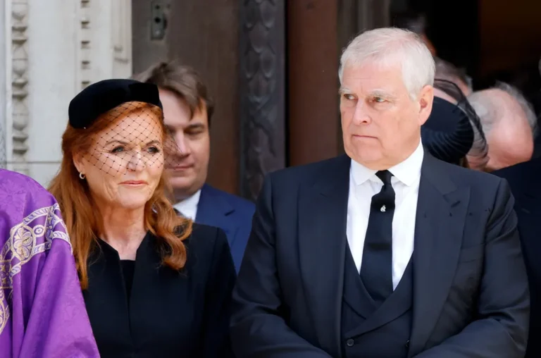 La connexion de Sarah Ferguson avec Jeffrey Epstein amène tout le monde à réexaminer ses problèmes financiers