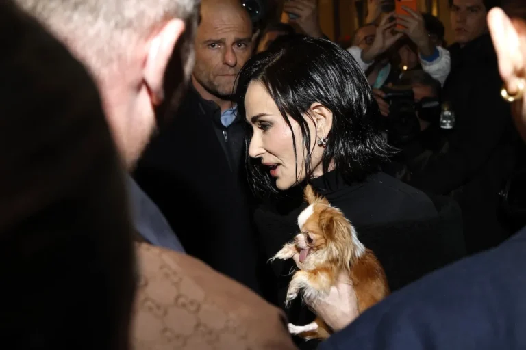 Le nouveau Bob de Demi Moore est-il une perruque ? Les fans et les stylistes enquêtent