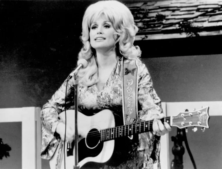 Le premier contrat d'enregistrement de Dolly Parton s'est terminé dans l'embarras