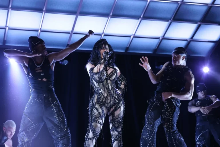 Les 3 tenues 'SNL' 2026 de Cardi B enthousiasment les fans pour sa prochaine tournée