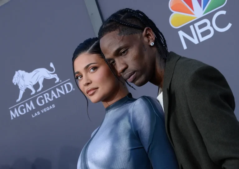 Les paroles de Kylie Jenner de Travis Scott dans "Rosary" suscitent un débat sauvage parmi les fans
