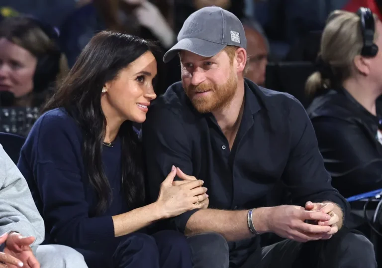 Lip Reader révèle ce que le prince Harry et Meghan se chuchotaient pendant le match des étoiles de la NBA