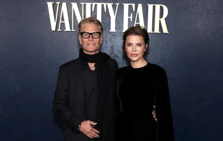 Lisa Rinna dit qu'elle n'a jamais entendu de rumeurs sur la sexualité de son mari jusqu'à ce qu'elle rejoigne "Les vraies femmes au foyer de Beverly Hills"