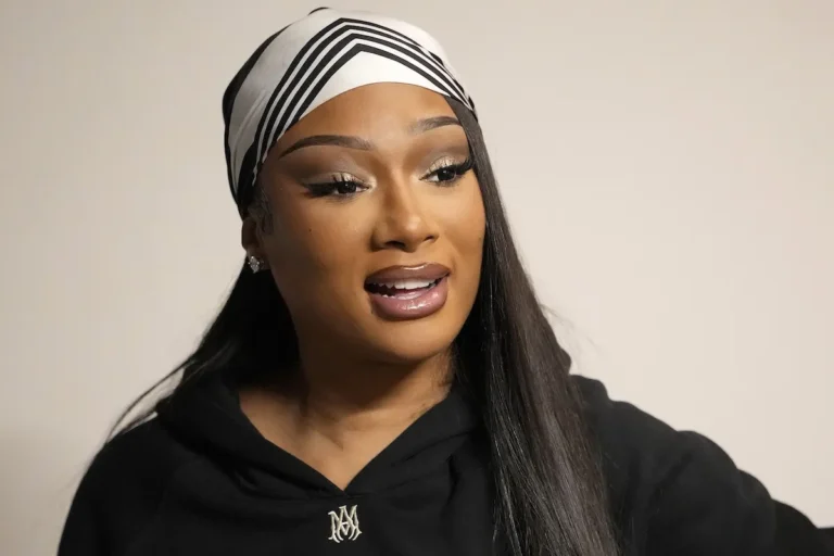 Megan Thee Stallion étourdit avec des robes à bretelles fines et transparentes en 2026