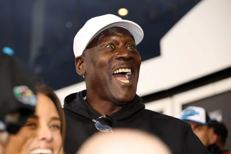 Michael Jordan révèle une taille de bague massive alors que 23XI Racing remporte le Daytona 500
