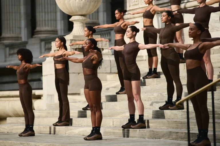 NikeSKIMS essaie vraiment d’adopter le style Balletcore