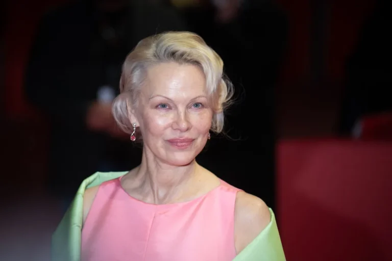 Pamela Anderson partage la raison sincère de ne pas se maquiller tous les jours