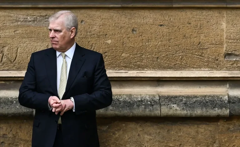 Pas si royal : comment Andrew Mountbatten-Windsor a été traité pendant ses 11 heures de garde à vue après son arrestation