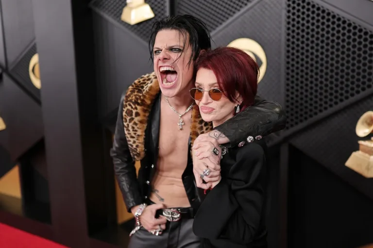 Yungblud et Sharon Osbourne partagent un doux moment aux Grammys
