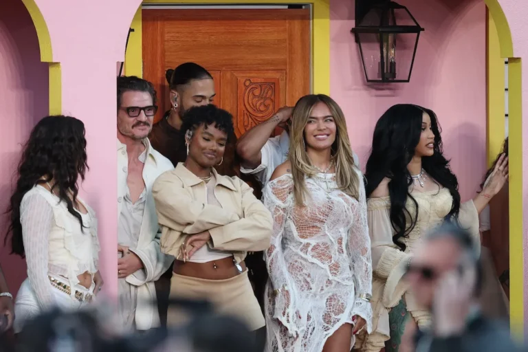​​Oui, c'était Pedro Pascal et Cardi B au spectacle de la mi-temps du Super Bowl de Bad Bunny