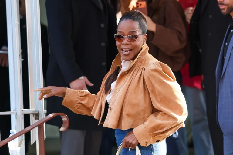 Oprah éblouit en daim à la Fashion Week au milieu du buzz Ozempic