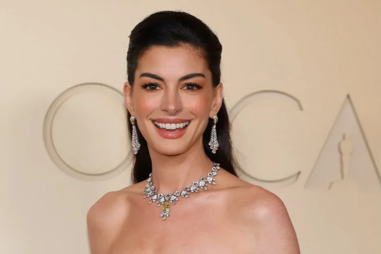 Anne Hathaway semble répondre aux spéculations post-Oscars sur son look