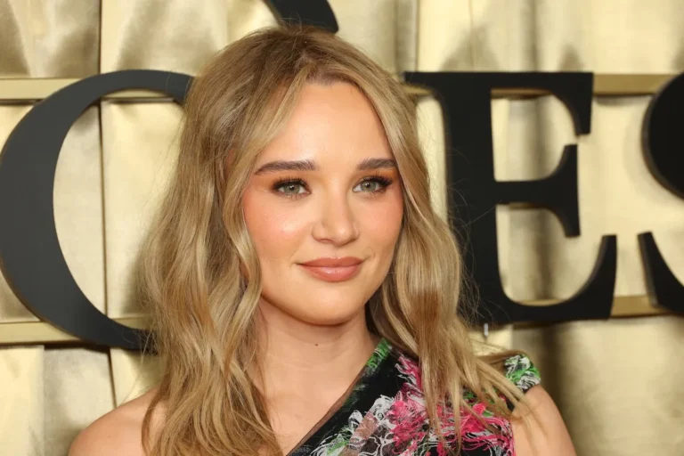 Hallmark Star Hunter King fait le nœud lors d'un mariage sur le thème de l'époque médiévale