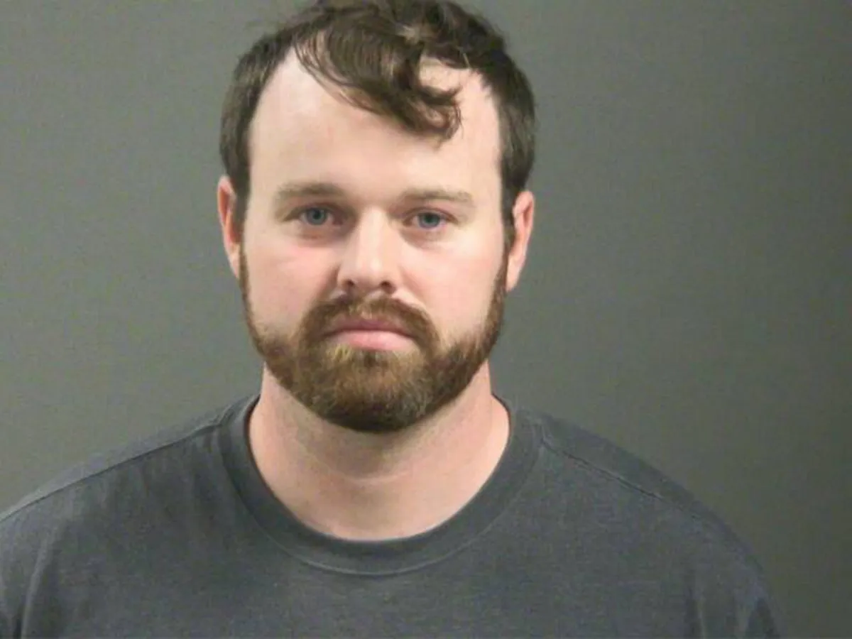 Joseph Duggar, avec barbe et moustache, dans sa photo