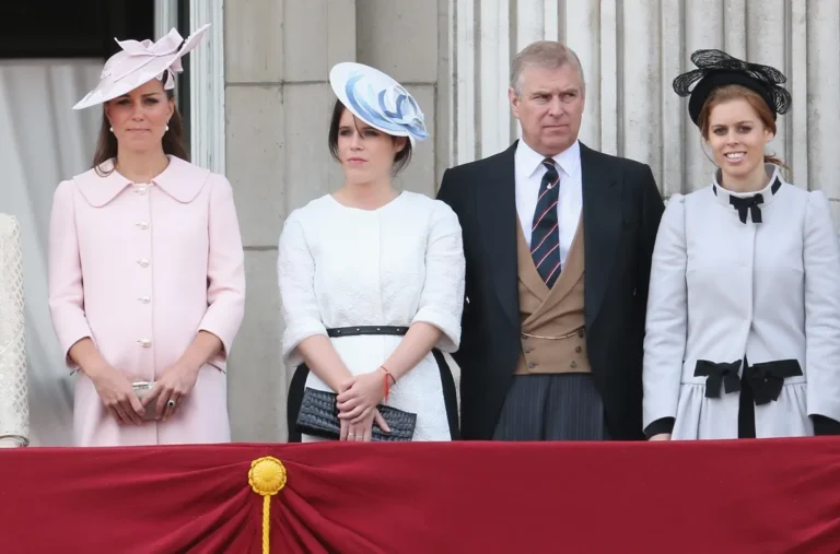 La princesse Béatrice et la princesse Eugénie snobant la sœur de Kate, Pippa, reviennent les mordre