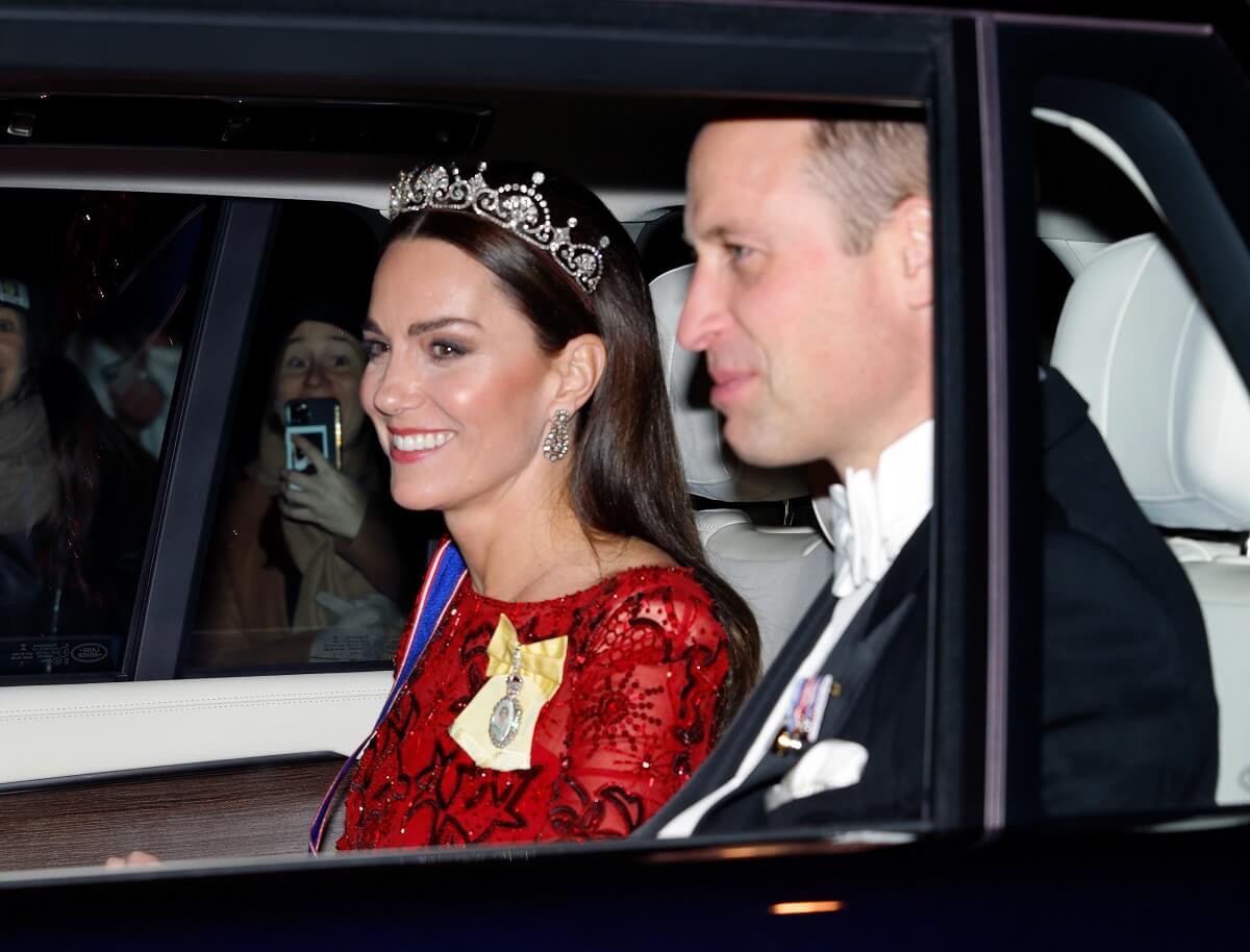 Le prince William devient intime sur la banquette arrière d'une voiture avec Kate Middleton dans une vidéo après leur mariage