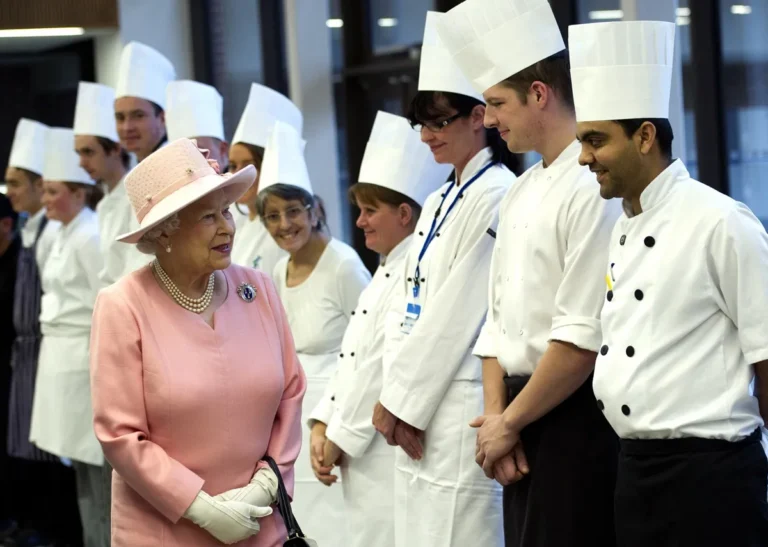 L'ancien chef de la reine Elizabeth révèle pourquoi il n'a jamais utilisé de micro-ondes et révèle des secrets de cuisine royale que vous pouvez essayer à la maison