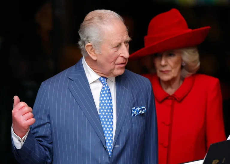 Le roi Charles a dû donner un ordre à la reine Camilla après qu'elle ait été « emportée » pendant le service du Commonwealth