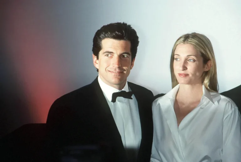 L'héritier de Kennedy, Jack Schlossberg, critique le spectacle "grotesque" de JFK Jr. — Il n'est pas le premier à critiquer l'approche de Ryan Murphy pour raconter des histoires réelles