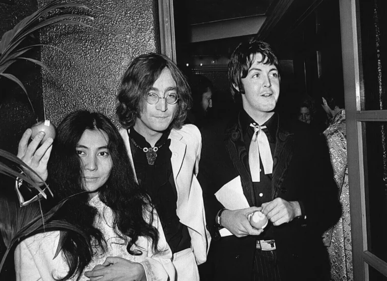 Paul McCartney a déclaré que Yoko Ono avait qualifié John Lennon de « gay » peu de temps après sa mort