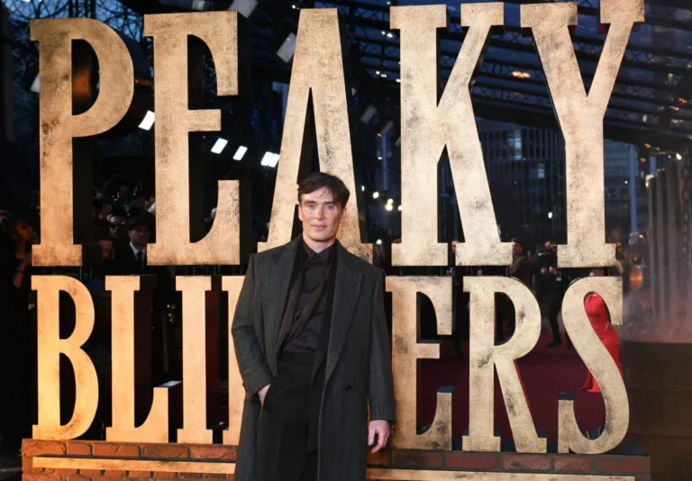"Peaky Blinders" : une experte en beauté explique comment obtenir la coupe de cheveux de Thomas Shelby