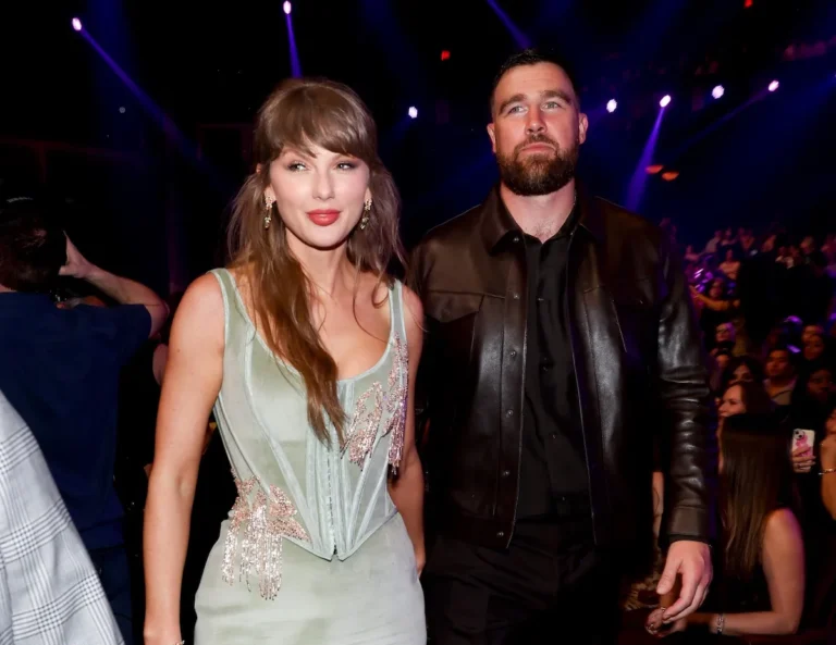 Taylor Swift sort avec Travis Kelce aux iHeart Radio Music Awards