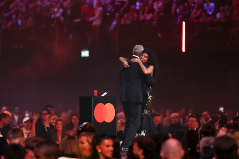 Un expert en langage corporel décrit le moment de « soutien » de Jeff Goldblum avec Olivia Dean aux BRIT Awards