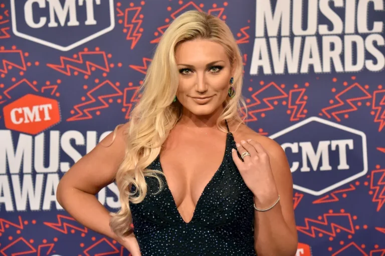 Brooke Hogan, la star de "Rock the Block", attendait aux tables alors qu'elle travaillait à faire décoller son entreprise de conception de maisons