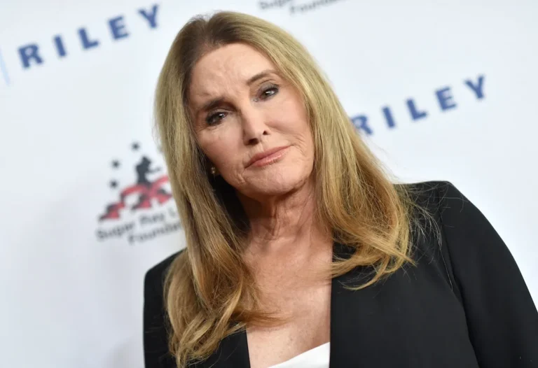Caitlyn Jenner insiste sur le fait qu'elle aime toujours Trump même après qu'il ait ignoré ses demandes de fixer le marqueur de genre sur son passeport