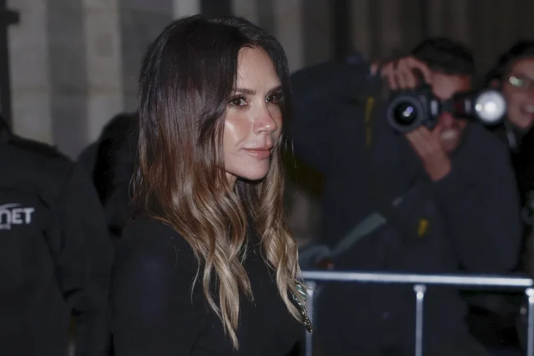 Comment l'évolution de la beauté de Victoria Beckham a redéfini le vieillissement avec grâce