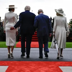 Donald Trump attrape l&rsquo;arrière de la Première Dame Melania devant le roi Charles et la reine Camilla