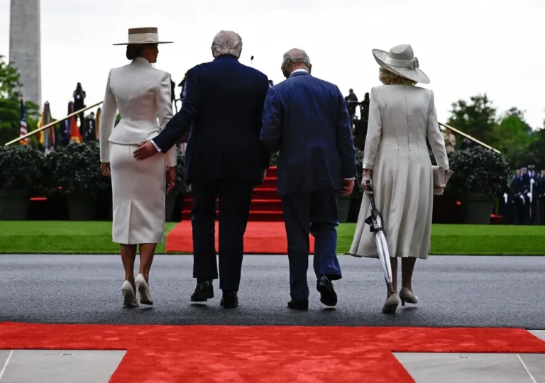 Donald Trump attrape l'arrière de la Première Dame Melania devant le roi Charles et la reine Camilla