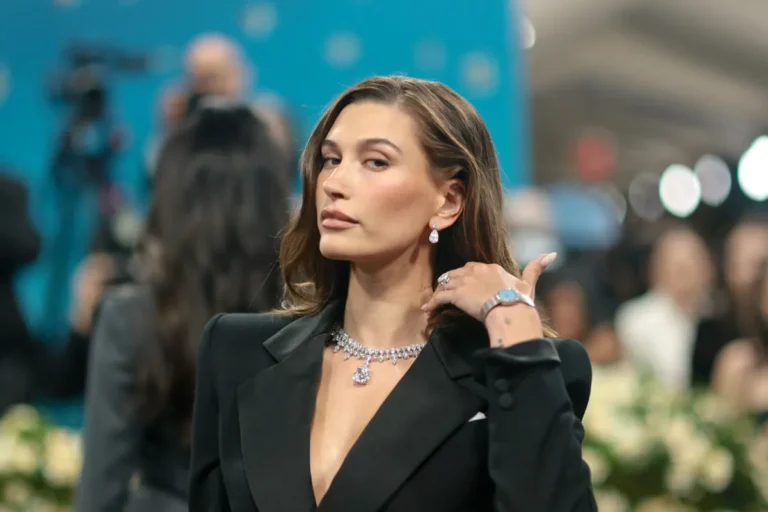 Hailey Bieber a répondu à la rumeur selon laquelle elle s'en prend aux paparazzi